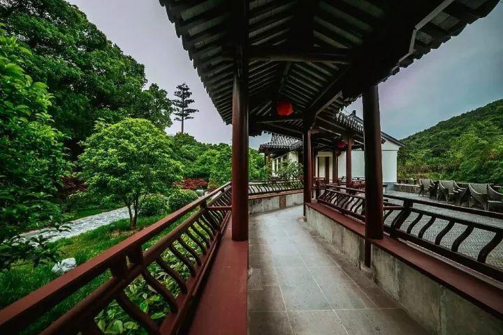 贴在电梯门上的海报怎么做效果图片？游戏画面